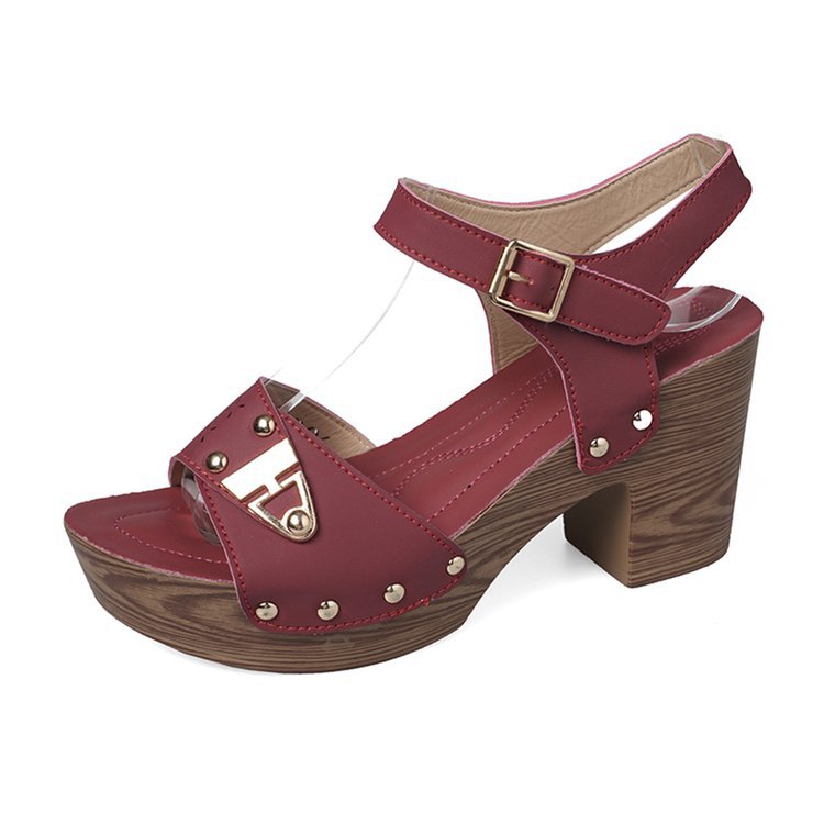 Damen Elegante Plateau-Sandaletten mit geschwungenem Riemendesign und modischen Nieten