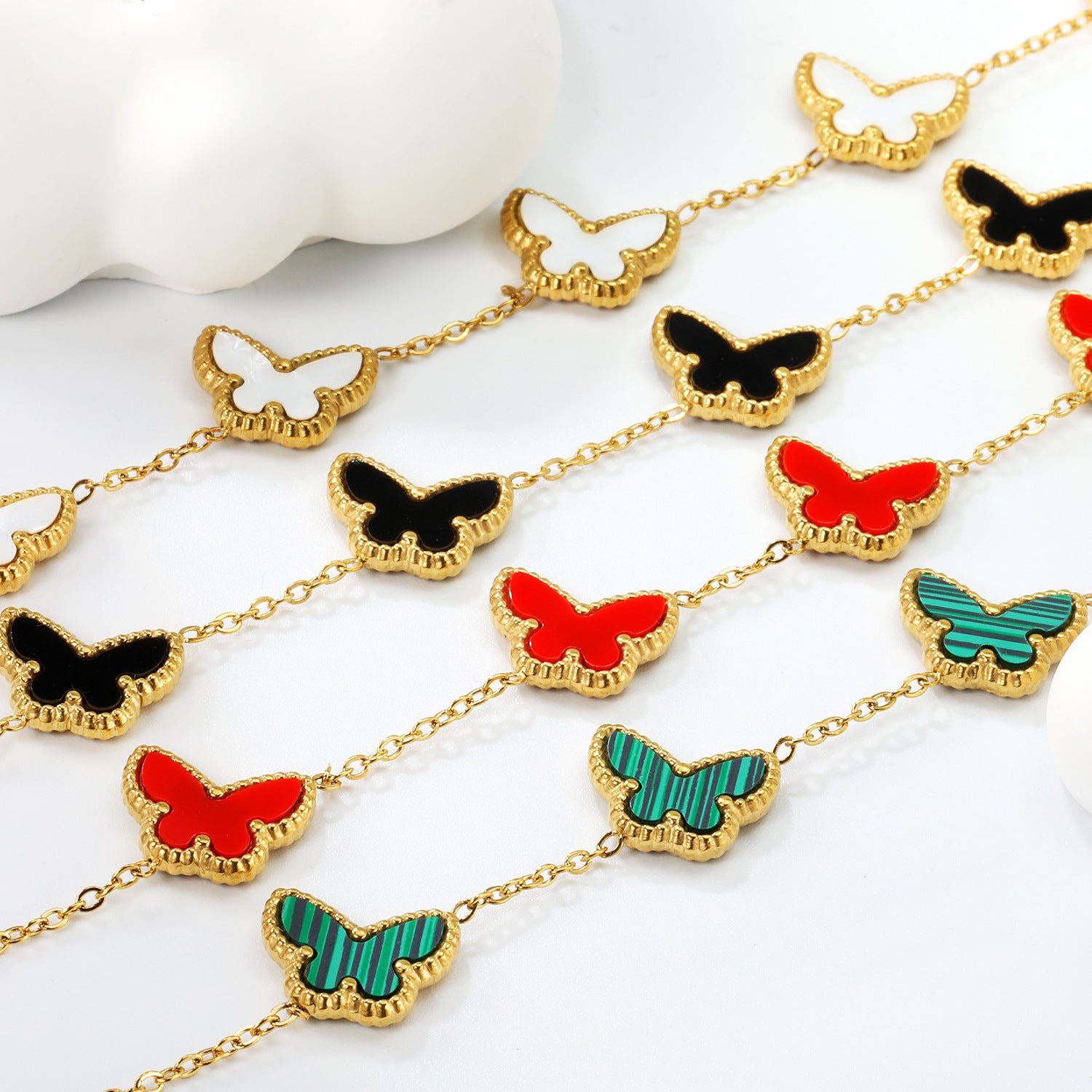 Damen Armband mit bunten Schmetterlingsanhängern und hochwertiger Goldbeschichtung Shop Nory