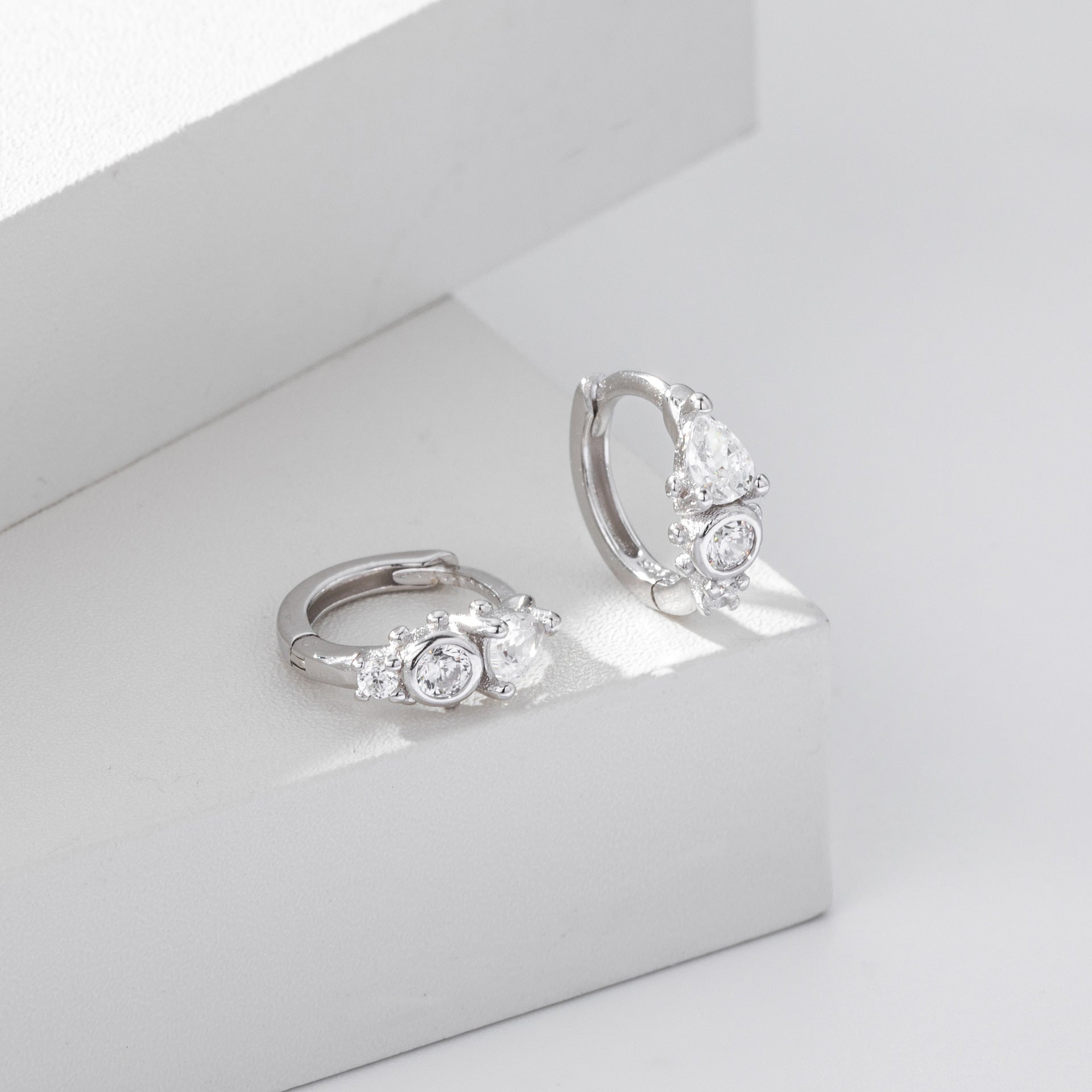 Damen Ohrstecker mit funkelnden Zirkon-Details aus 925 Sterling Silber Shop Nory