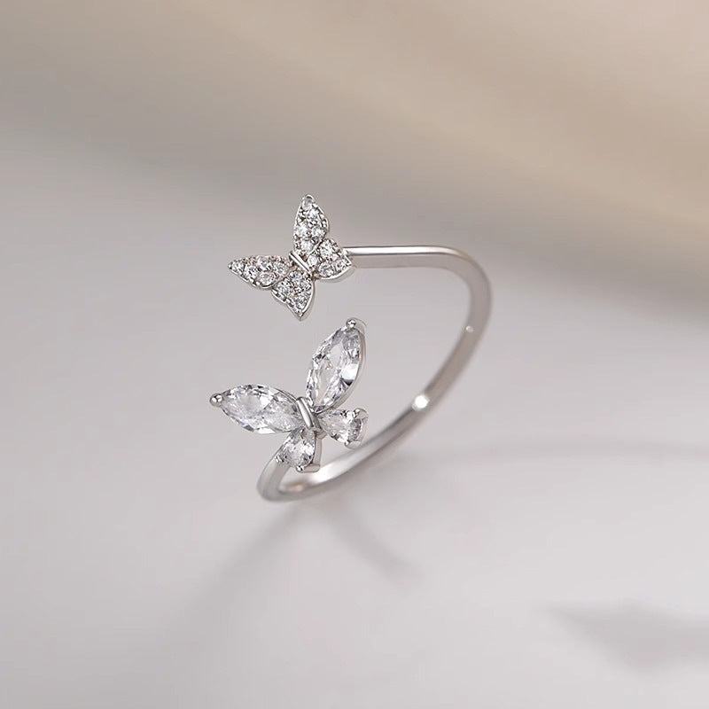 Damenring mit kunstvollem Schmetterlingsdesign und funkelnden Zirkonia Shop Nory