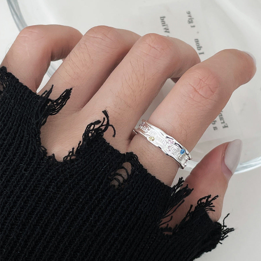 Damenring mit inspirierendem Schriftzug und funkelnden Steinen Shop Nory