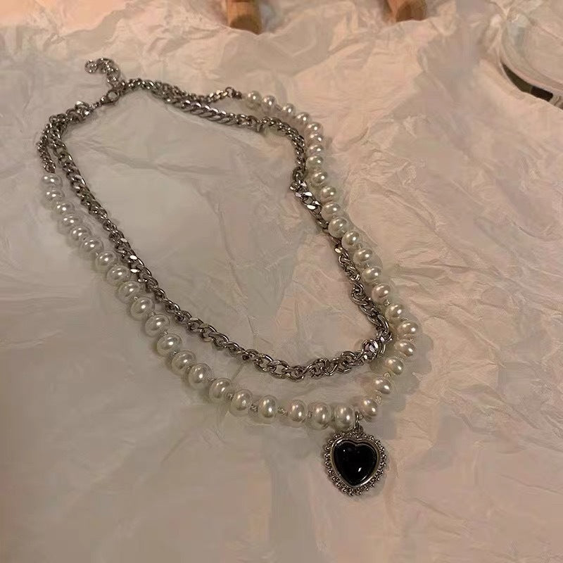 Damen Halskette mit glamourösem Herzanhänger und eleganten Perlendetails Shop Nory