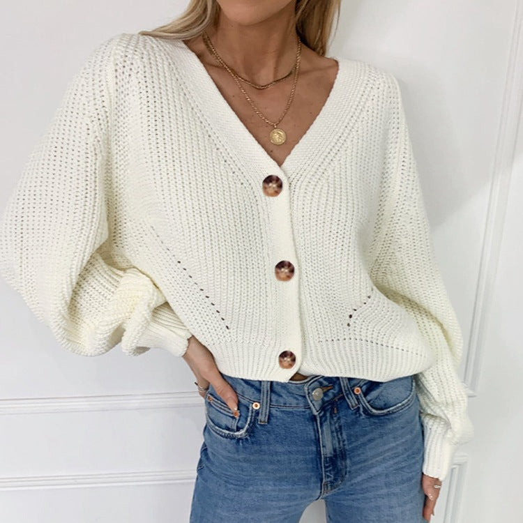 Damen Grobstrickjacke mit eleganten Knopfdetails und überschnittenen Schultern