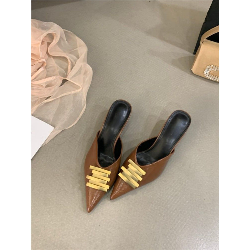 Damen Spitz zulaufende Mule-Pantoletten mit dekorativen goldenen Zierleisten Shop Nory