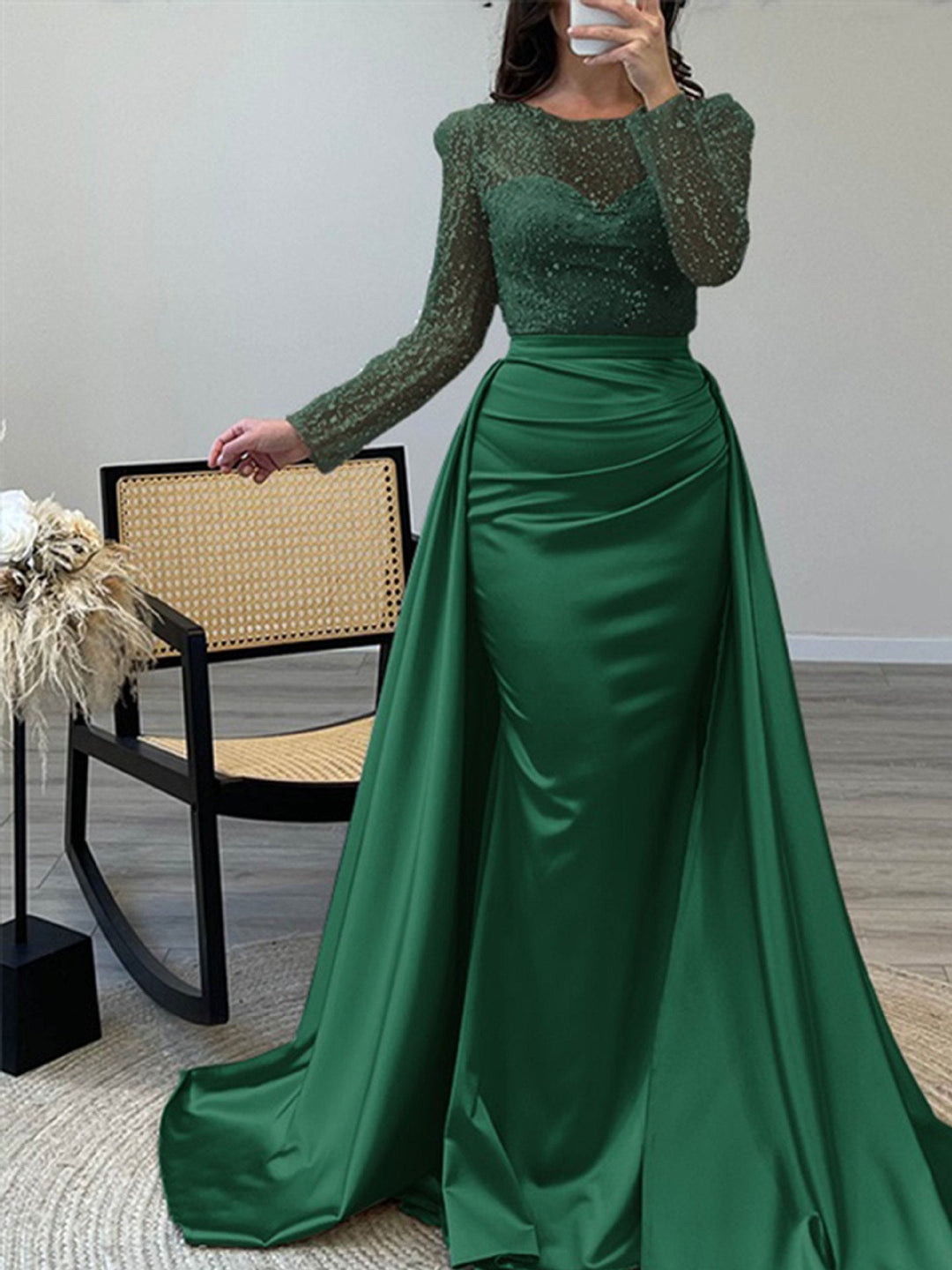 Damen Abendkleid mit funkelndem Paillettenoberteil und elegantem Satinrock