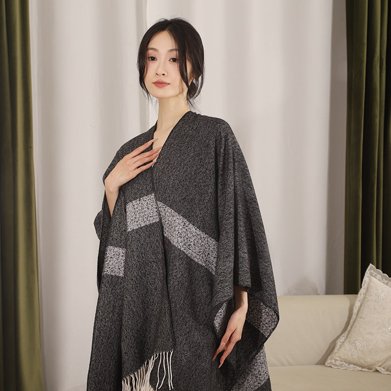 Damen Oversize-Capeponcho aus Wollmix mit diagonaler Kontrastkante und Fransen Shop Nory