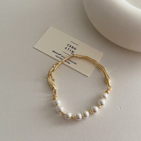 Damen Armband mit elegantem Perlendesign und künstlerischen Silberakzenten Shop Nory