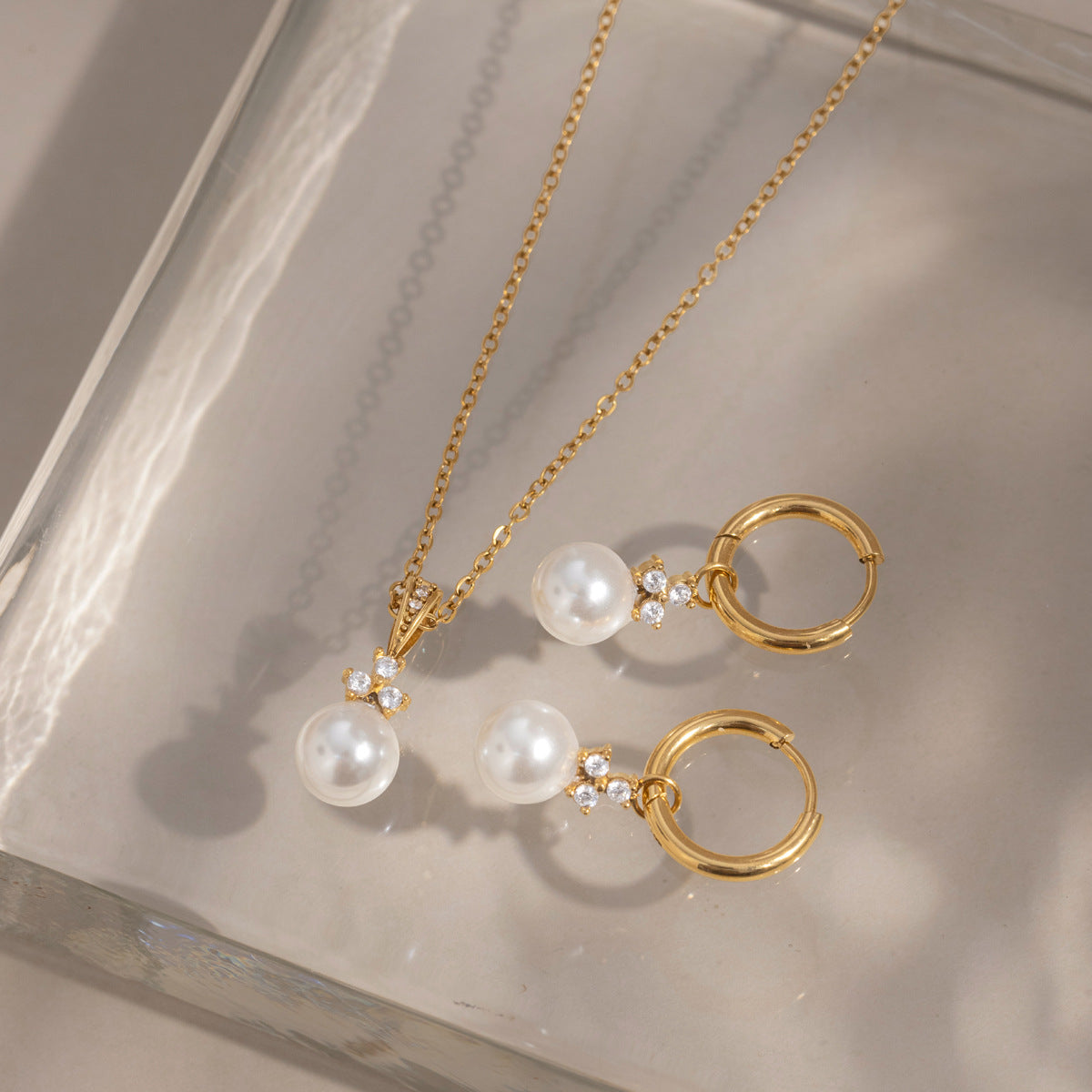 Damen Ohrhänger mit eleganter Perlen- und Zirkonia-Applikation Shop Nory