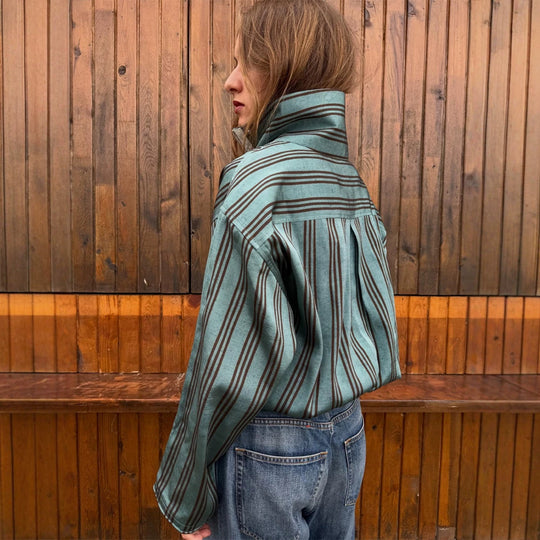 Damen Oversized Streifen-Pullover mit Halbreißverschluss, Stehkragen und Kängurutasche Shop Nory
