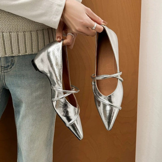 Damen spitz zulaufende Flats mit verstellbaren Riemen und glänzender Oberfläche