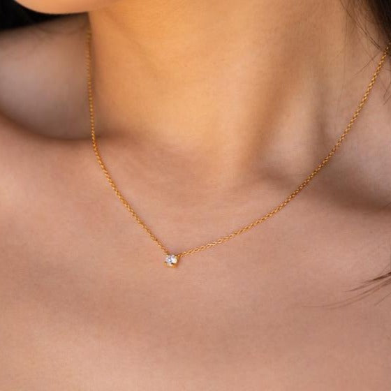 Damen Halskette mit funkelndem Zirkonia-Anhänger und zartem Kettendesign Shop Nory