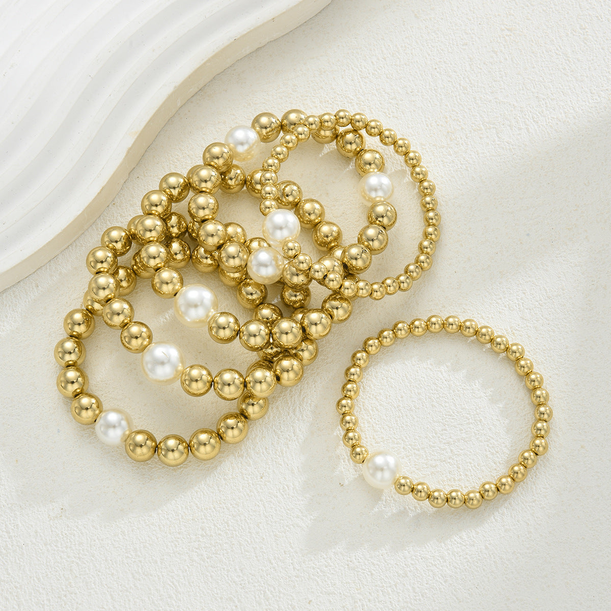 Damen Armband-Set mit glänzenden Perlen und goldenen Akzenten Shop Nory