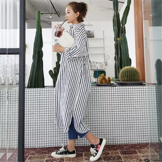 Damen Langes Gestreiftes Hemdmidaxi mit Stehkragen, Oversize‑Schnitt und tiefen Seitenschlitzen Shop Nory