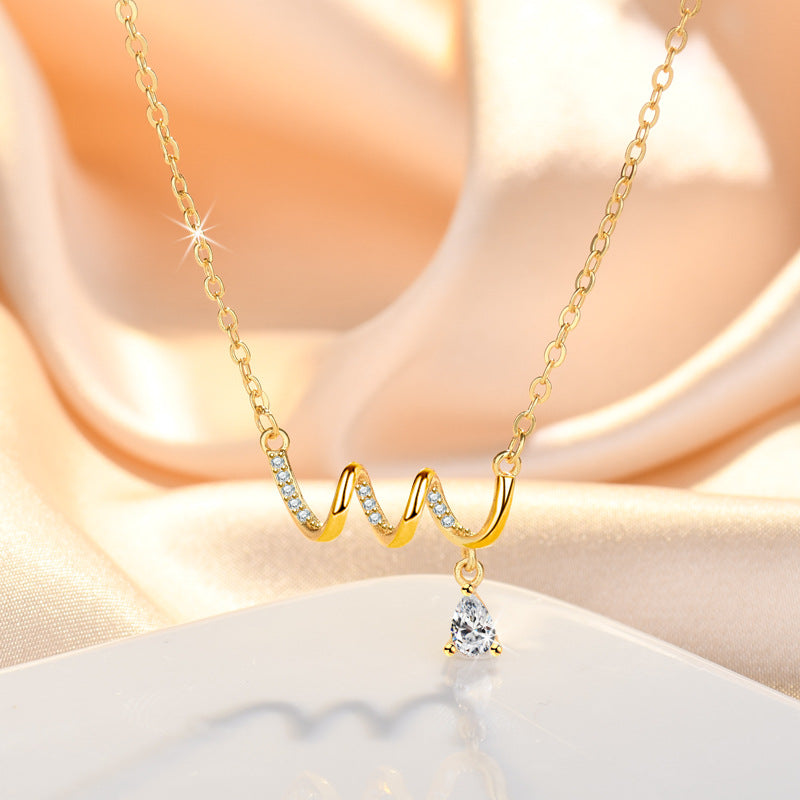 Damen Halskette mit elegantem Wellenmuster und funkelndem Tropfenanhänger Shop Nory