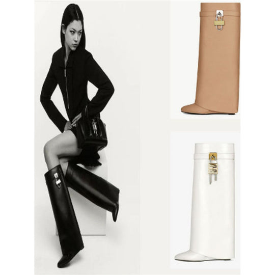 Damen Kniehohe Lederoptik‑Stiefel mit spitzer Zehenkappe, flachem Absatz und Schlossapplikation Shop Nory