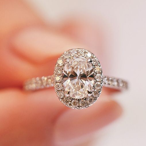 Damen Eleganter Ring mit ovalem Hauptstein und funkelnder Zirkonia-Verzierung Shop Nory