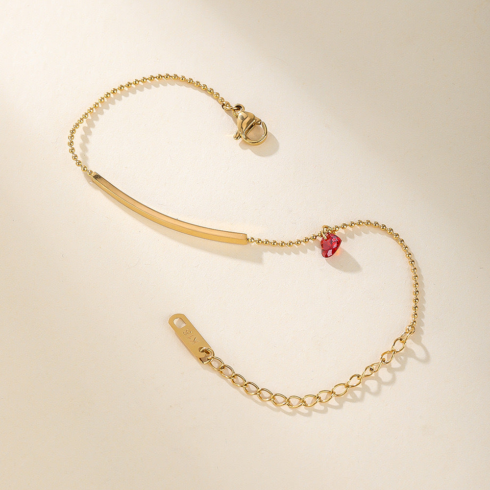 Damen Minimalistische Gold Bar Armreif mit rotem Akzent Shop Nory