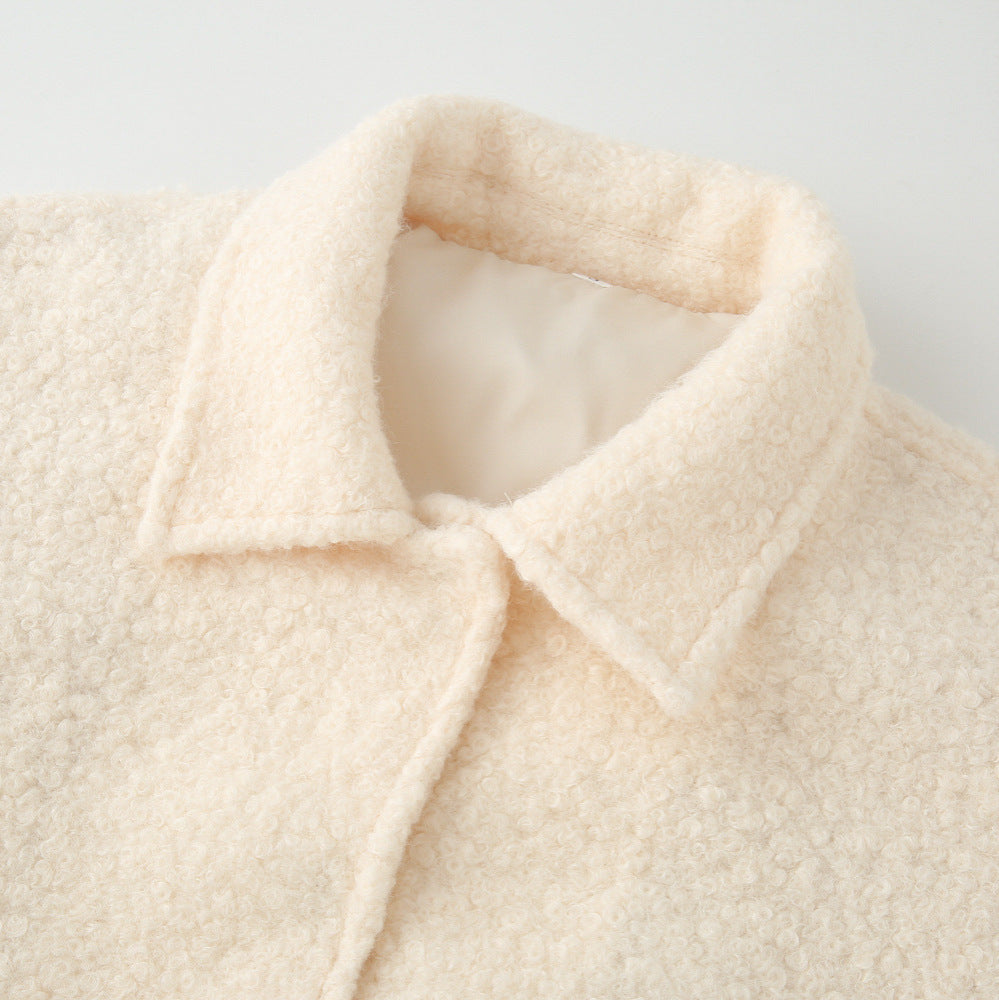 Damen Kurze Bouclé‑Teddyjacke mit Hemdkragen, Leistentaschen und elastischem Saum Shop Nory