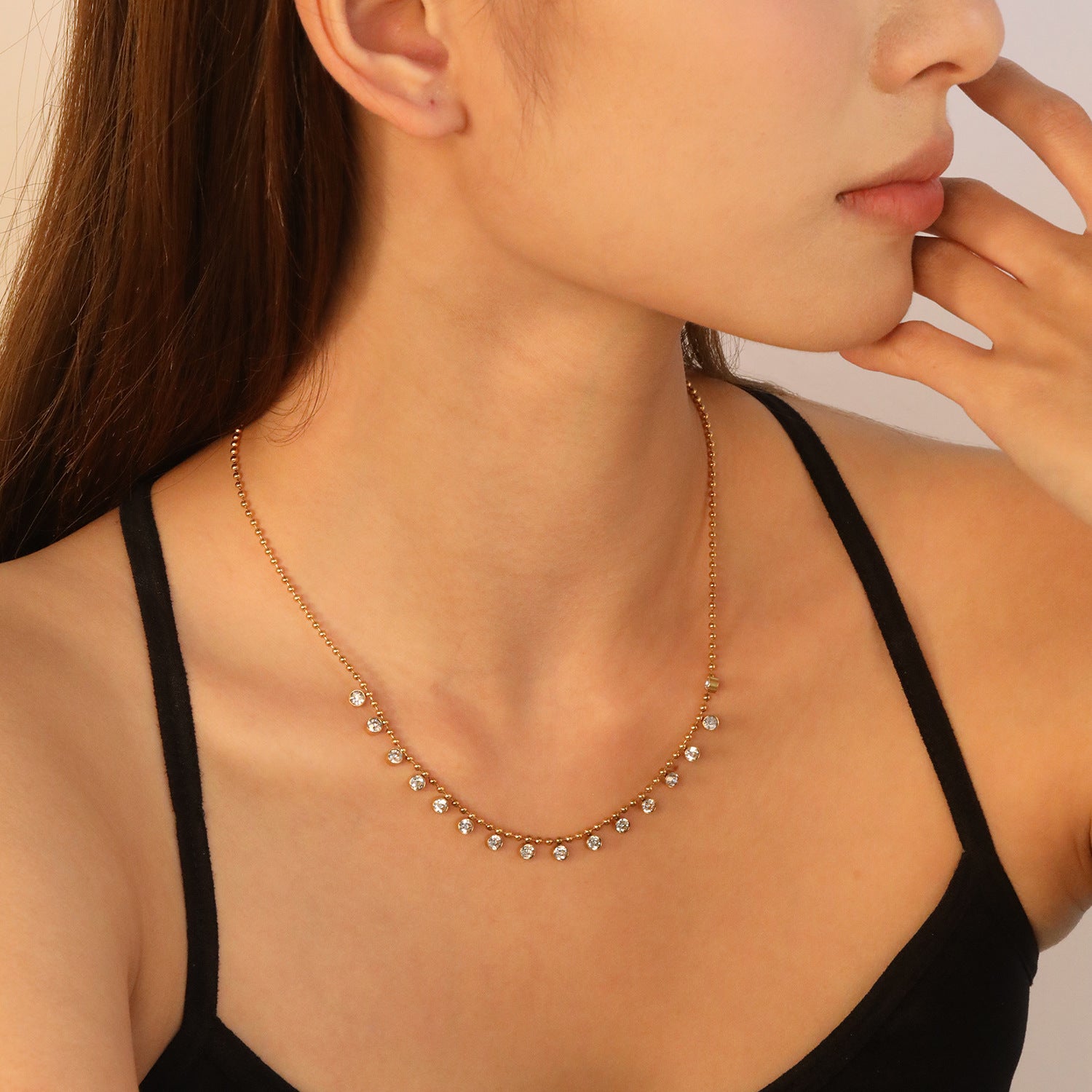 Damen zarte Halskette mit funkelnden Kristallen und eleganten Perlenakzenten Shop Nory