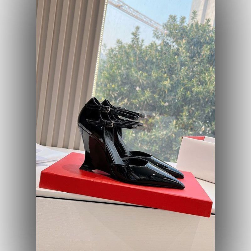 Damen Spitz zulaufende Lack-Wedges mit skulptiertem Keilabsatz und doppeltem Knöchelriemen Shop Nory