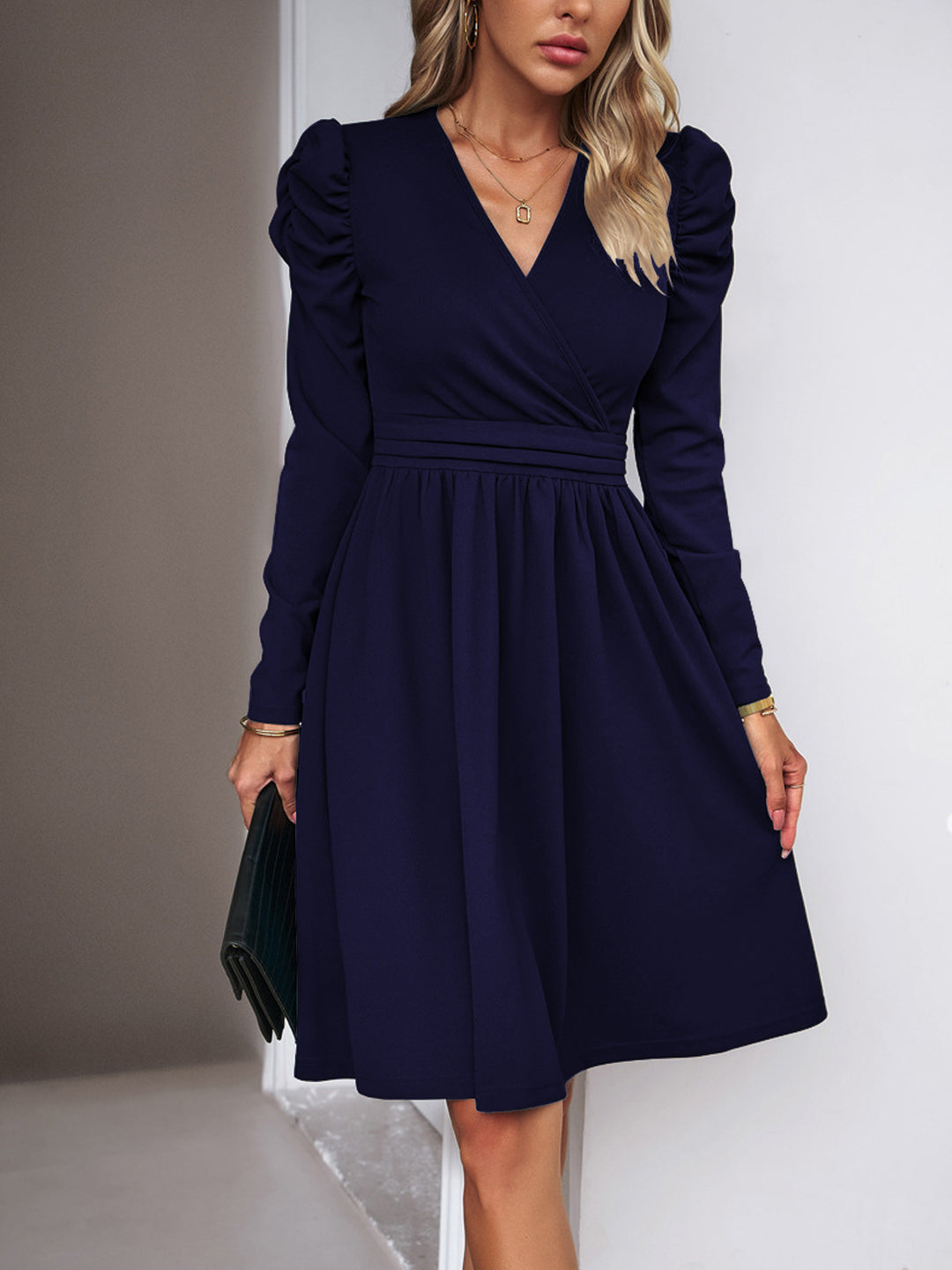 Damen Wickelkleid mit V-Ausschnitt, gerafften Puffärmeln und tailliertem Faltenrock Shop Nory