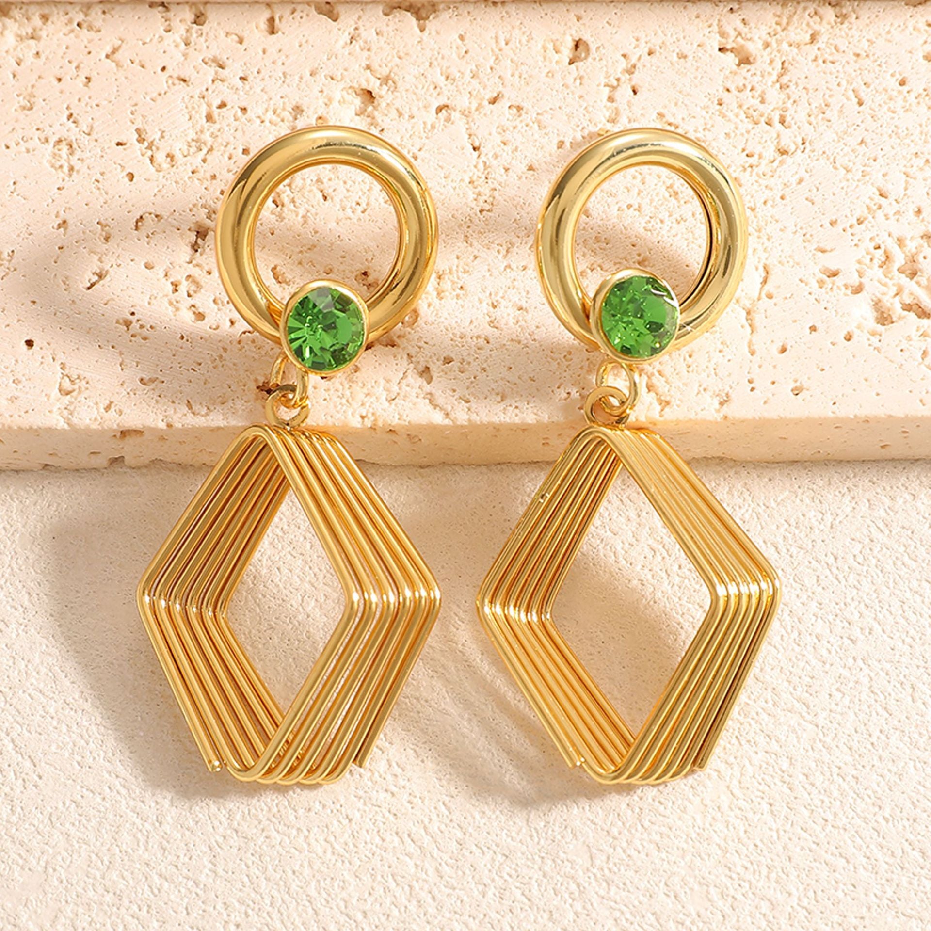 Damen Design Ohrringe mit geometrischem Drahtmotiv Shop Nory