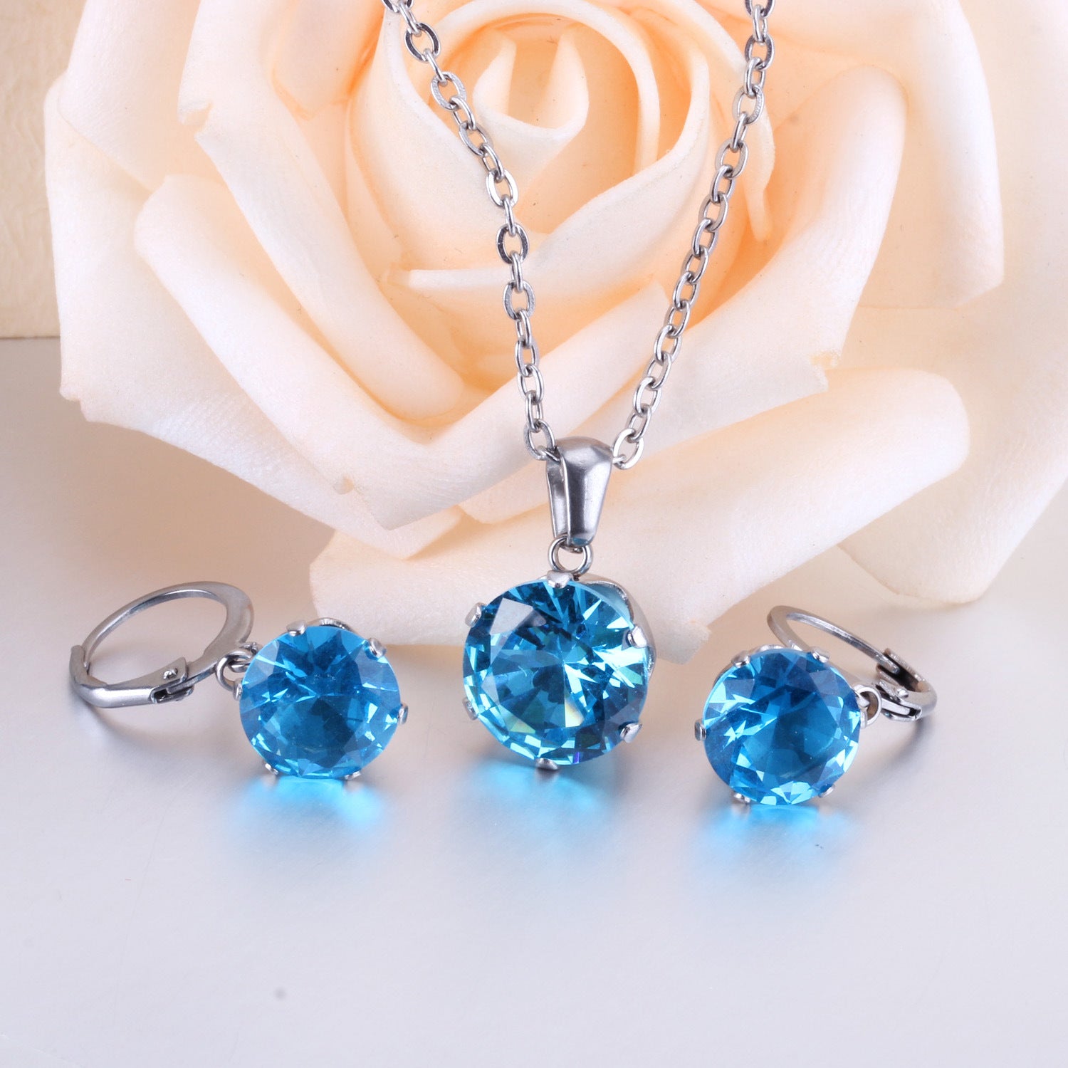 Damen Schmuckset mit funkelndem Zirkonia-Anhänger und Ohrringen aus hochwertigem Edelstahl Shop Nory