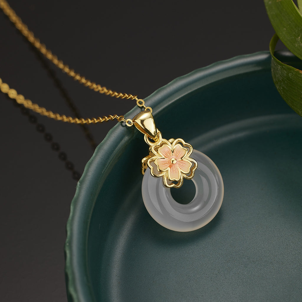 Damen Anhänger-Halskette mit kunstvollem Blumenmotiv und eleganter Goldverzierung Shop Nory