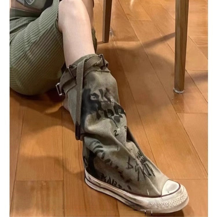 Damen Slouchy Canvas-High-Top Sneaker-Stiefel mit Gurt und Graffiti-Print Shop Nory
