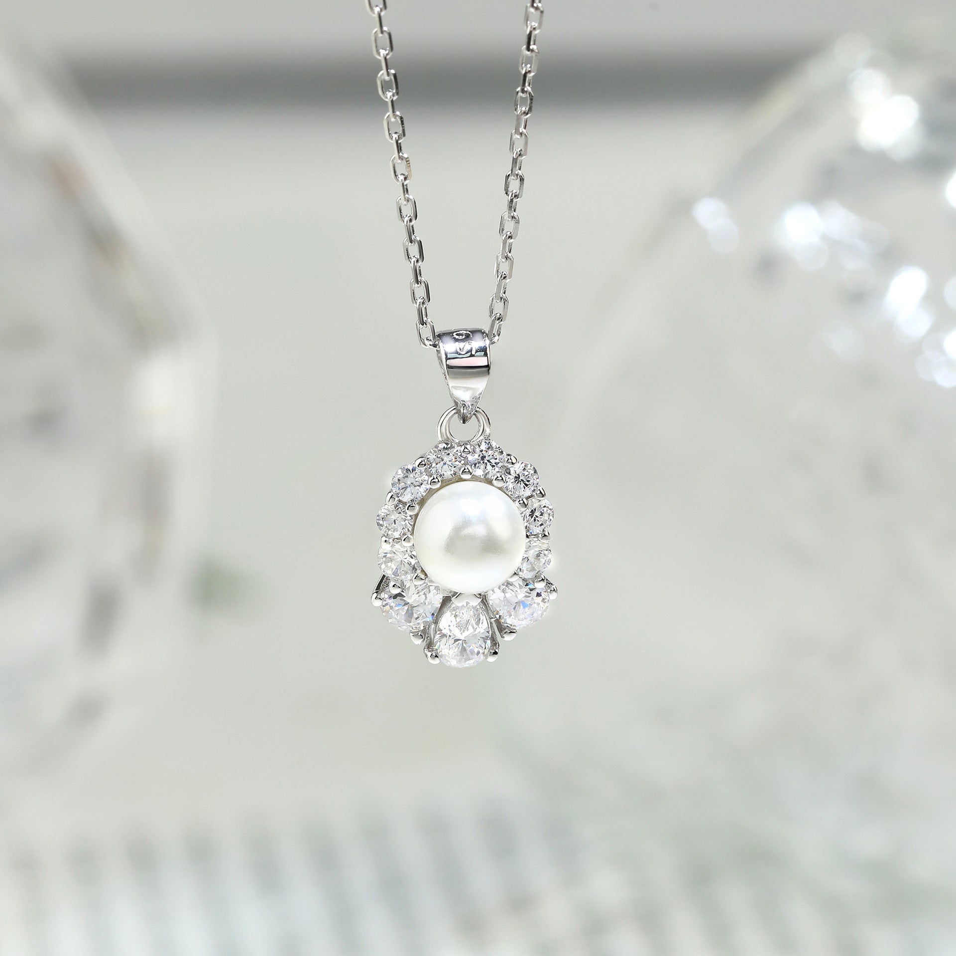 Damen Halskette mit elegantem Perlenanhänger und funkelndem Zirkonia-Besatz Shop Nory