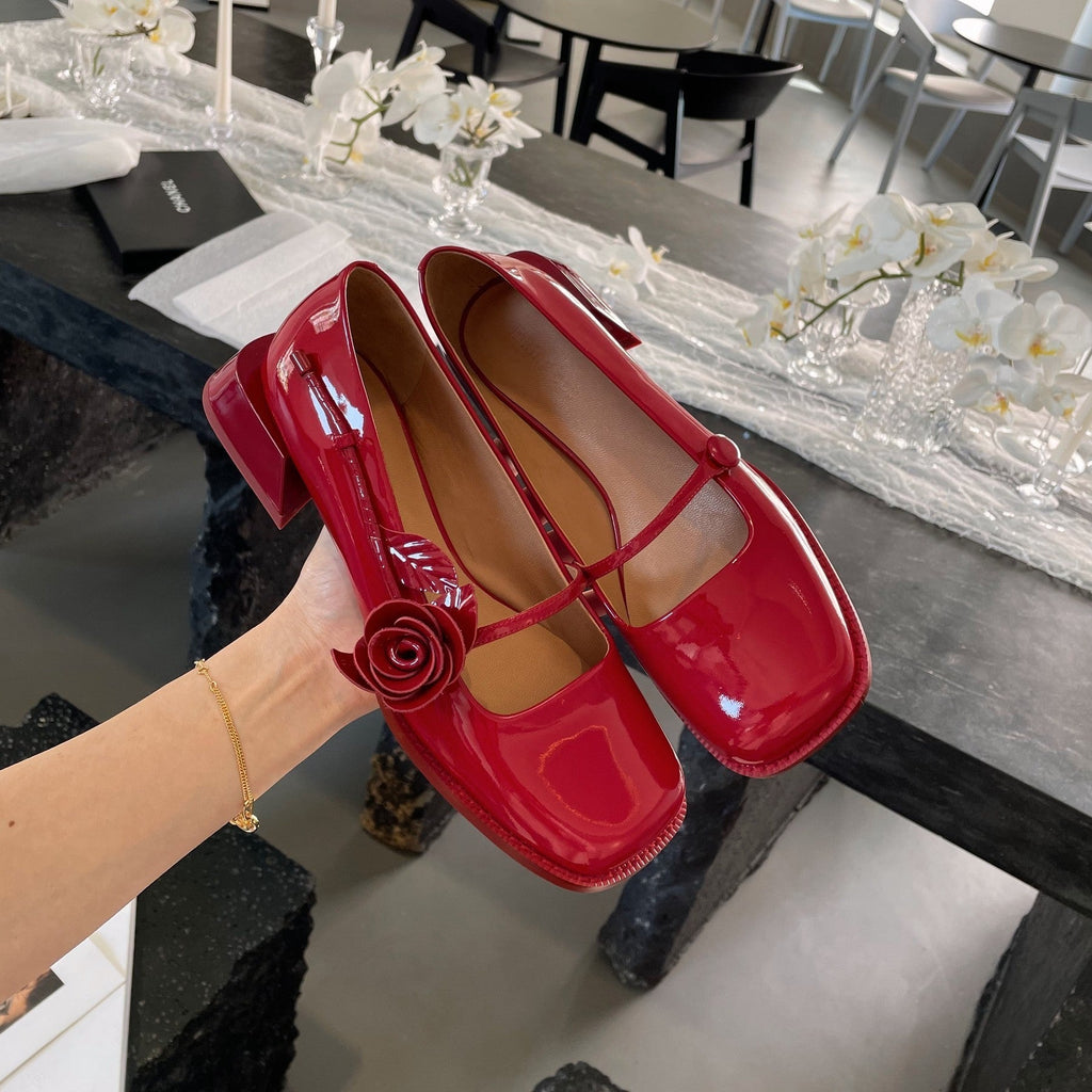Damen elegante Lackleder-Pumps mit Riemchen und floraler Applikation
