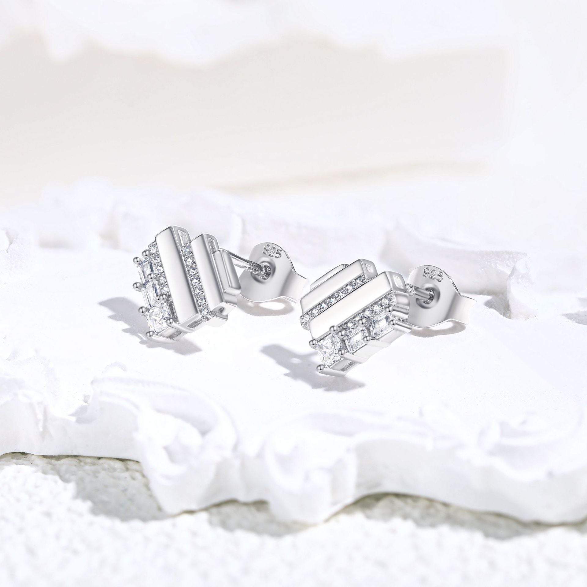Damen Ohrringe mit elegantem geometrischen Design und funkelndem Zirkonia-Besatz Shop Nory