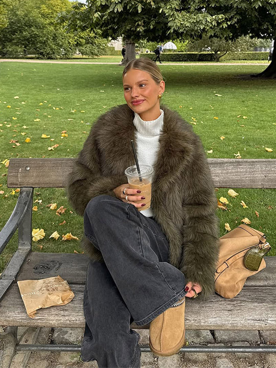 Damen Boxy-Kunstfelljacke mit voluminösem Schalkragen und weicher Teddystruktur Shop Nory
