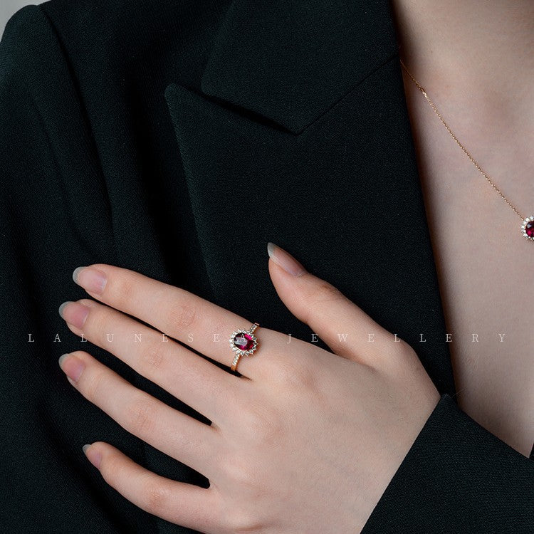 Damen eleganter Ring mit rubinfarbenem Edelstein und funkelnden Zirkonia Shop Nory