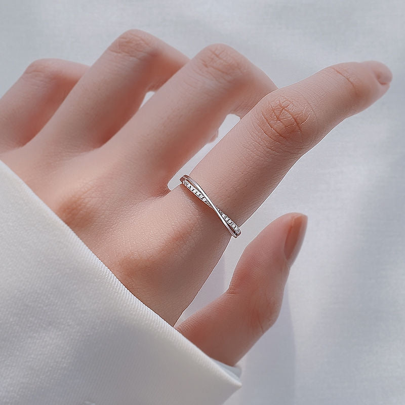 Damenring mit elegantem geschwungenem Design und funkelnden Zirkonia Shop Nory