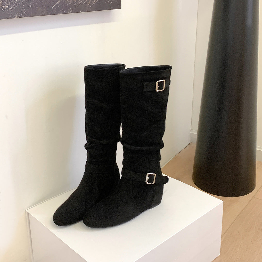 Damen Kniehohe Veloursleder-Slouchstiefel mit verstellbaren Zierriemen und flacher Keilsohle Shop Nory