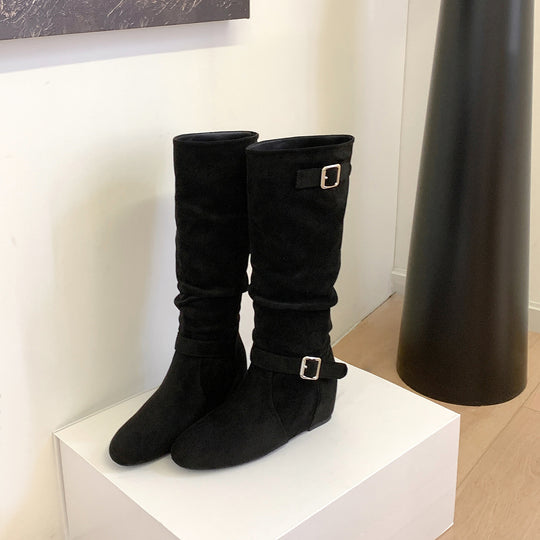 Damen Kniehohe Veloursleder-Slouchstiefel mit verstellbaren Zierriemen und flacher Keilsohle Shop Nory