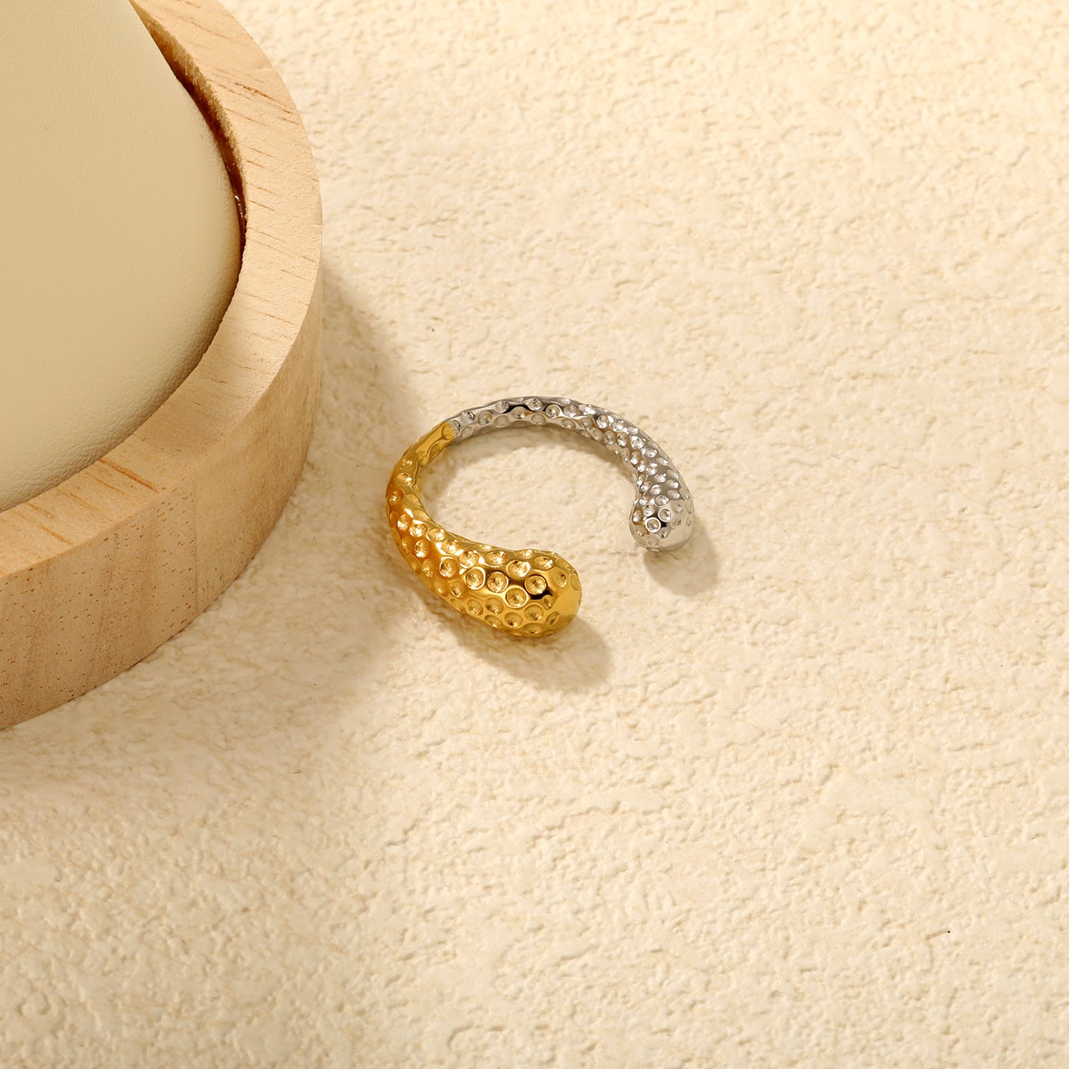Damen Ring mit doppeltem Knoten-Design und elegantem Goldakzent Shop Nory