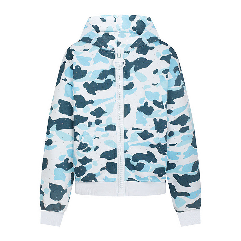 Damen Kapuzenjacke im Camouflage‑Print mit durchgehendem Reißverschluss, Kängurutasche und Rippbündchen Shop Nory