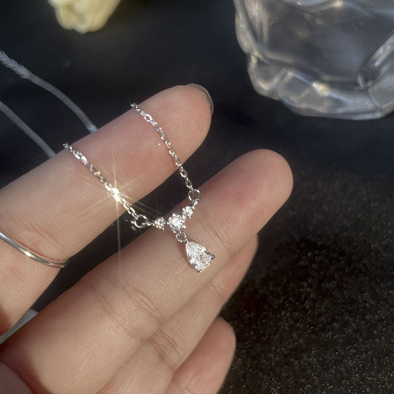 Damen Halskette mit funkelndem Tropfenanhänger und zierlichen Zirkonia-Elementen Shop Nory