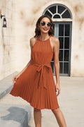 Damen Plissiertes Sommerkleid mit tailliertem Gürtel und Halterneck