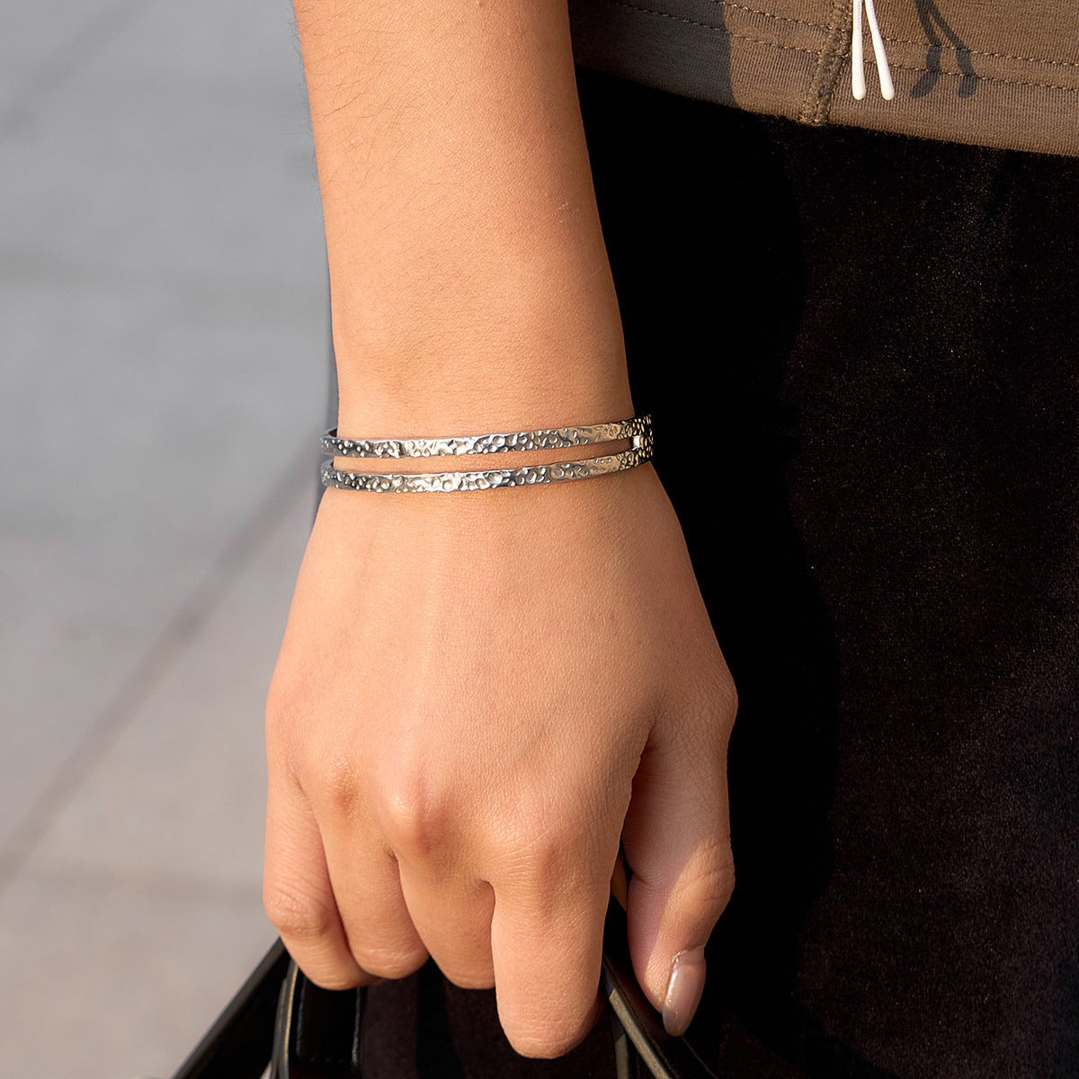 Damen Offenes Armreif mit elegantem, strukturiertem Design aus hypoallergenem Edelstahl Shop Nory