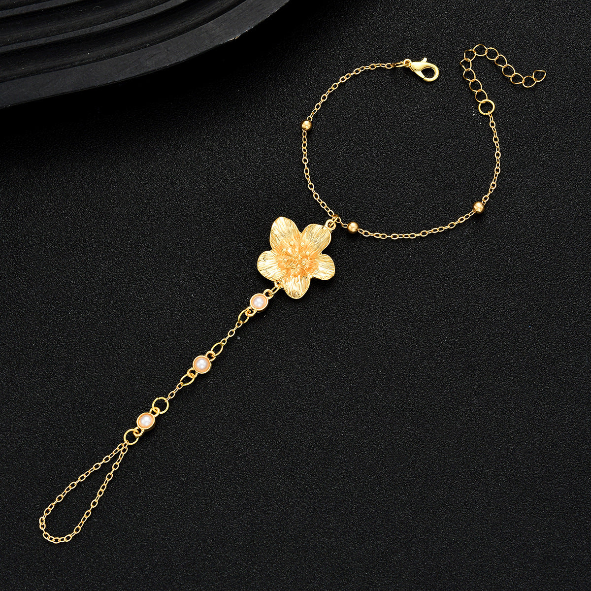 Damen Armreif mit floralen Details und elegantem Perlenakzent Shop Nory