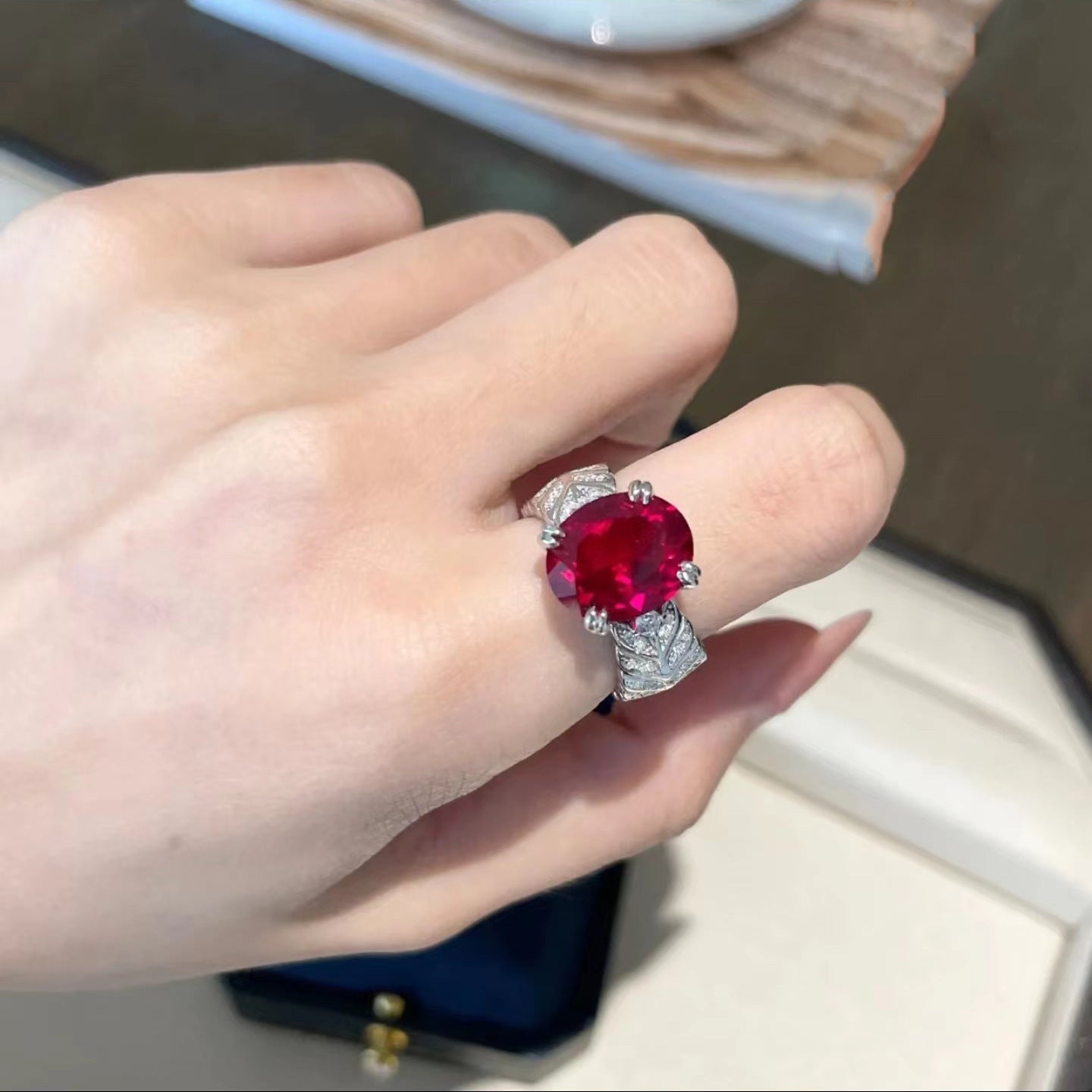 Damen Luxus Ring mit elegantem Rubin und funkelnden Diamanten Shop Nory