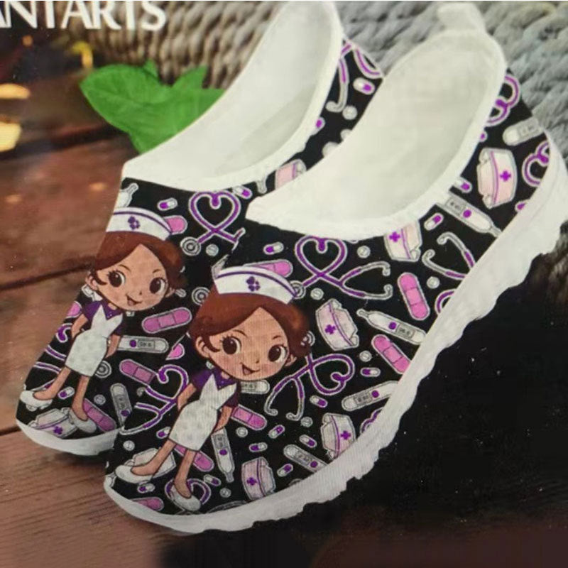 Damen Verspielte Slip-On Sneakers mit medizinischem Cartoon-Print, atmungsaktivem Mesh und gepolsterter Memory-Sohle Shop Nory