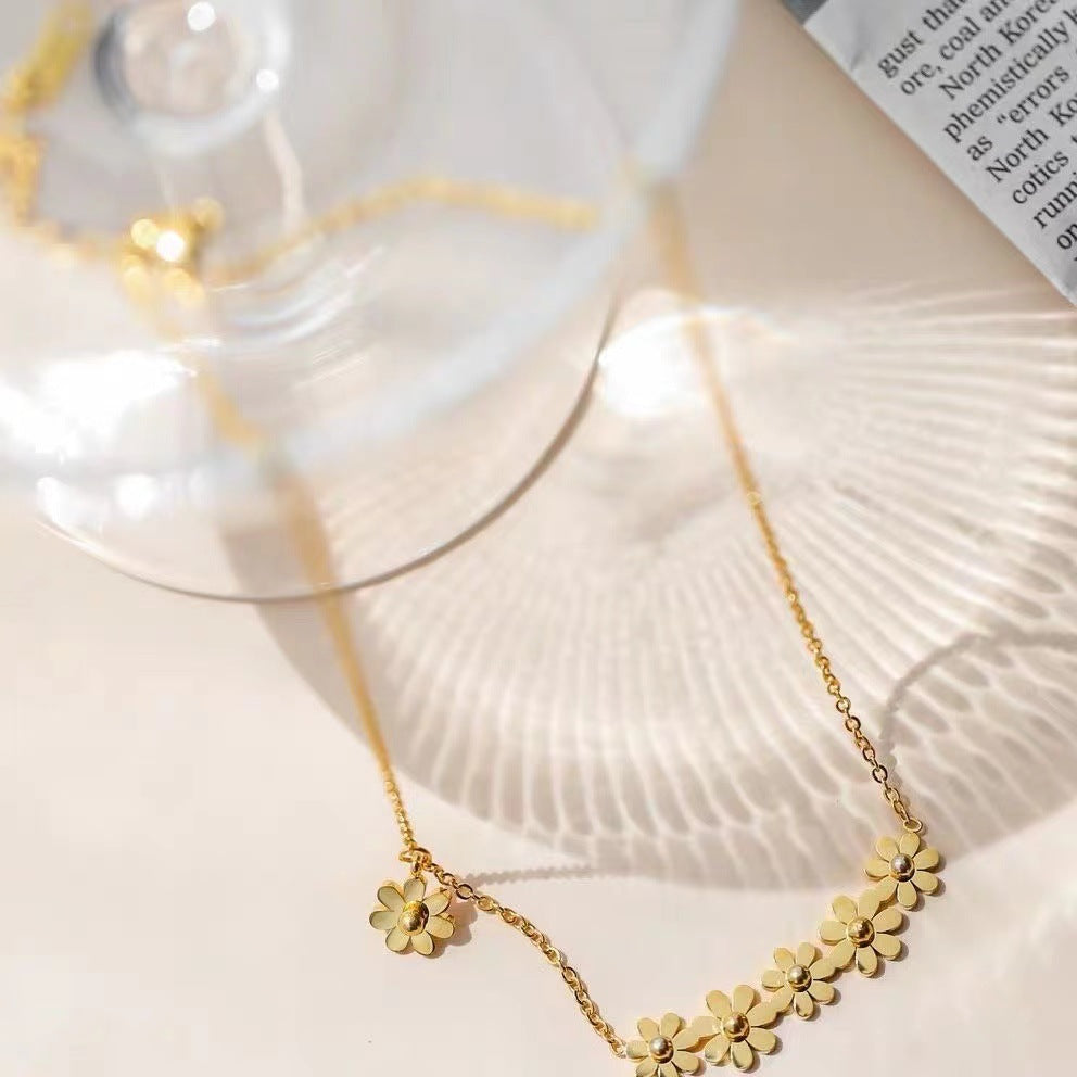 Damen Halskette mit filigranem Blumenmuster und funkelnden Zirkonia-Elementen Shop Nory