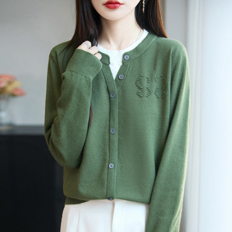 Damen Kurzer Feinstrick-Cardigan mit V‑Schlitzkragen, Rippenblende und dezentem Struktur‑Logo Shop Nory