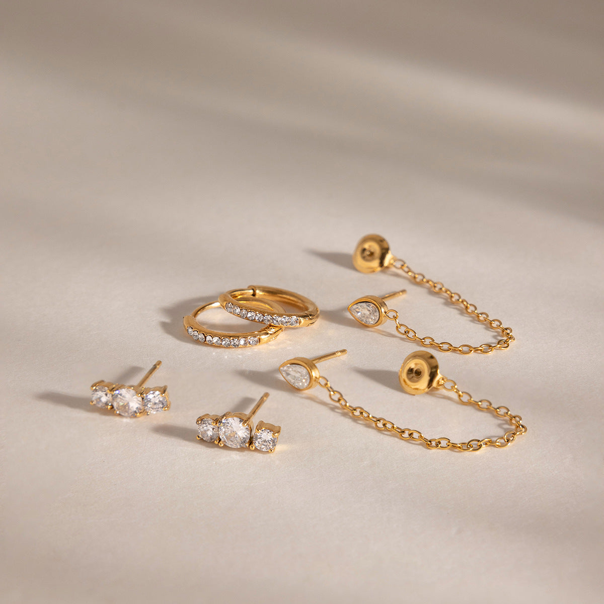 Damen Ohrhänger mit funkelnden Zirkonia und elegantem Kettenanhänger Shop Nory