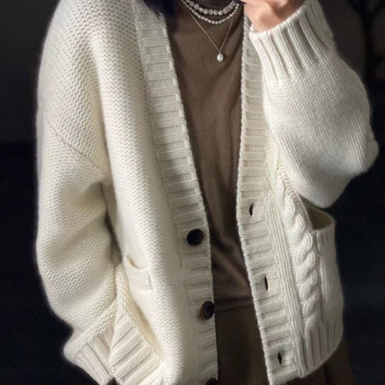 Damen Oversized Strickcardigan mit Zopfdetail, Eingrifftaschen und Knopfleiste Shop Nory