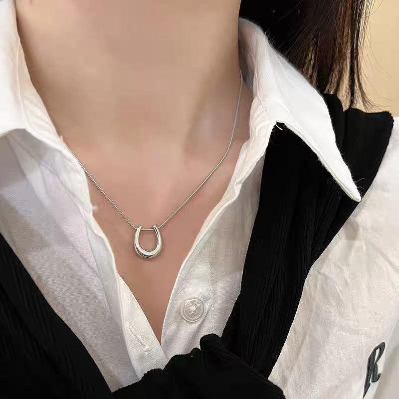 Damen modische Silberkette mit stilvollem Hufeisen-Anhänger Shop Nory
